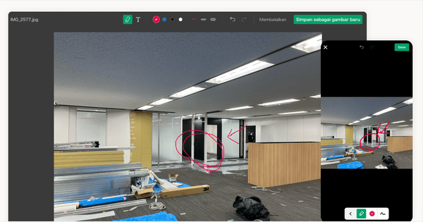Ruang kantor modern dalam proses finishing dengan instalasi kabel kelistrikan, pencahayaan LED plafon, counter kayu, dan material konstruksi berserakan.
